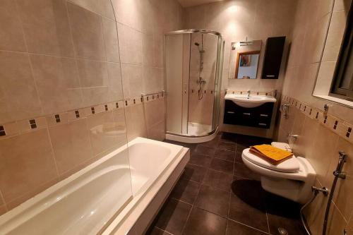 Et badeværelse på Seaview 2 Bedroom Ap. in Spinola