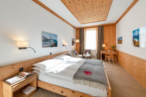 ein Schlafzimmer mit einem großen Bett in einem Zimmer in der Unterkunft Edelweiss Swiss Quality Hotel in Sils Maria