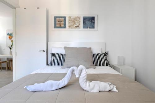 Posteľ alebo postele v izbe v ubytovaní HOMEABOUT Juan de Austria Apartments