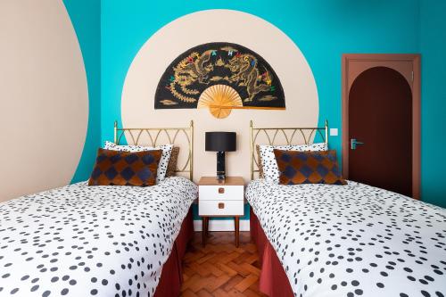 Giường trong phòng chung tại Art Deco Coastal Apartment with Private Garden