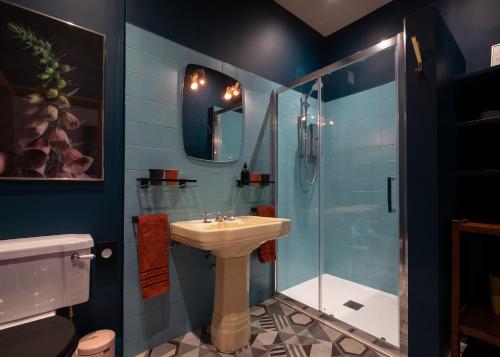 Phòng tắm tại Art Deco Coastal Apartment with Private Garden