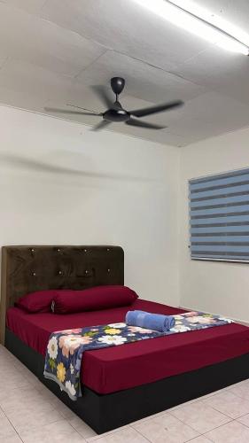 a bedroom with a bed with a ceiling fan at Qaseh Homestay Mutiara, Bandar Dato Onn, JB in Johor Bahru