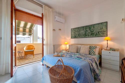 een slaapkamer met een bed met een mand erop bij SARDINIA RE - Catalogna 62 in Alghero