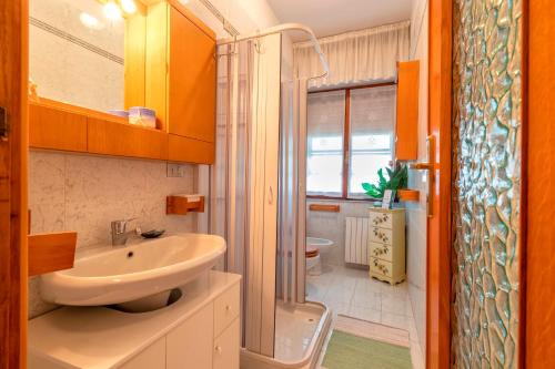 een badkamer met een wastafel, een douche en een toilet bij SARDINIA RE - Catalogna 62 in Alghero