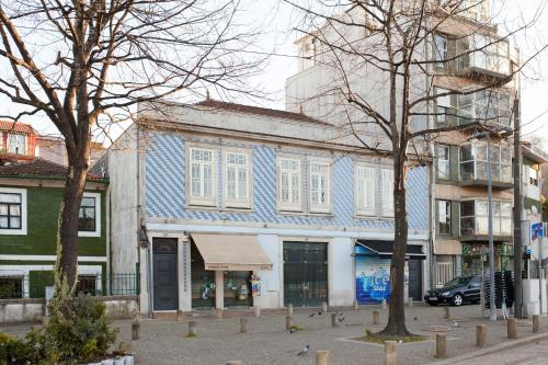 a blue and white building on a city street at VIVA Alameda Suites - River Guest House in Porto