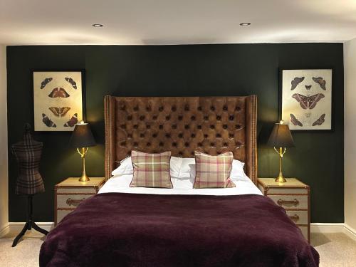 um quarto com uma cama grande e 2 mesas de cabeceira em Brewer's Cottage - Brosterfield Farm em Eyam