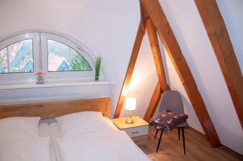 - une chambre avec un lit blanc et une fenêtre dans l'établissement AD2-33 - Appartement Typ D, à Dorum Neufeld