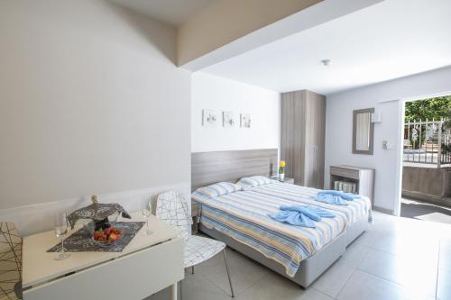 Postel nebo postele na pokoji v ubytování Ayia Napa Holiday Apartment Ss1