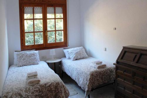 sypialnia z 2 łóżkami i oknem w obiekcie Vacaciones en maresme casa para 7 personas w Barcelonie