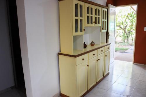 una cocina con armarios amarillos y un pasillo en Casa El Roble en San Rafael