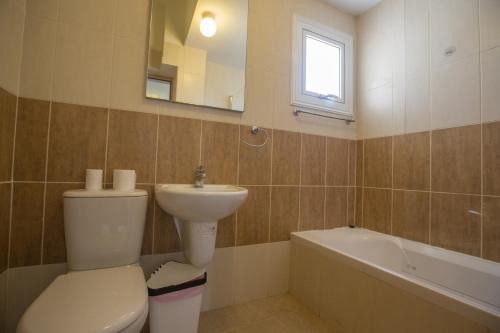 ein Badezimmer mit einem WC, einem Waschbecken und einer Badewanne in der Unterkunft Protaras Delfini Villa Dv4 in Protaras