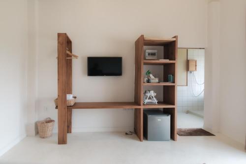 Monko Villa في باي: غرفة مع مكتب مع تلفزيون ورف