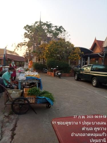 un mercado con un carro con verduras en la calle en Koh Kood, 