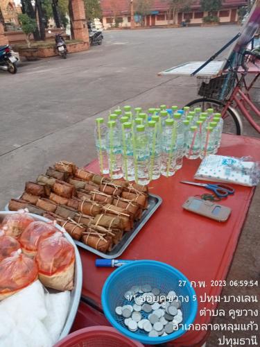 una mesa con comida y vasos encima en Koh Kood, 
