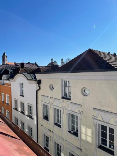 Blick auf ein Gebäude mit Fenstern und Dächern in der Unterkunft Apartment three Rivers2 in Passau