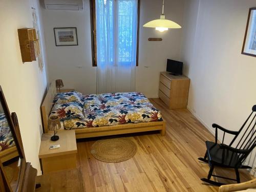 um quarto com uma cama, uma mesa e uma cadeira em Chambres d'hôtes : Les maisons de Gaïa em Tuchan