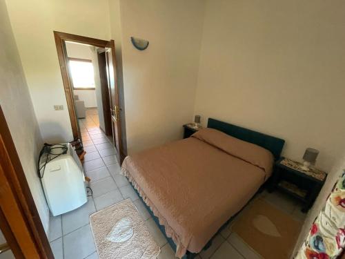 Un dormitorio pequeño con una cama en una habitación. en Appartamento- La Falata, en Costa Paradiso