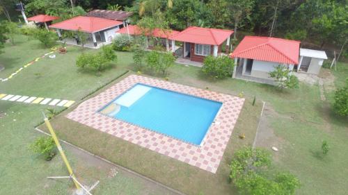 una vista aérea de una casa con piscina en VILLA DON JUAN, en Guamal
