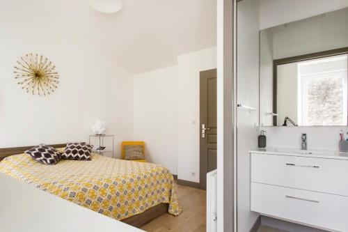 - une chambre avec un lit et un lavabo dans l'établissement Le Cordouan, à La Rochelle