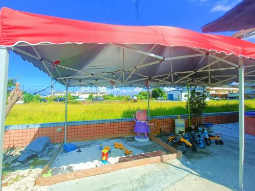 Un jardín fuera de 清泉親子villa溜滑梯樂園 Homestay