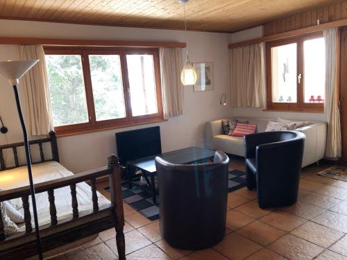 - un salon avec un canapé, une table et des chaises dans l'établissement Forigel UG, à Valbella