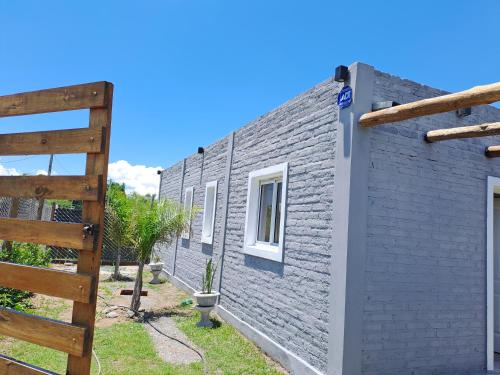 un edificio de ladrillo azul con puerta de madera en La Mora en Salta