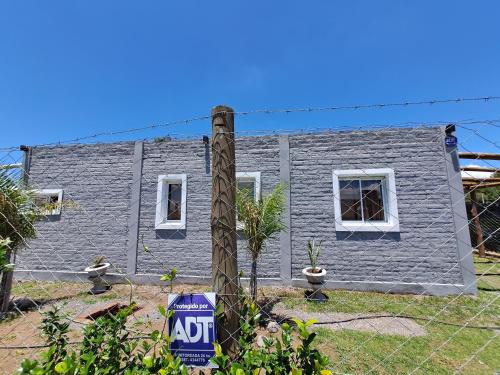 una casa siendo remodelada con un edificio azul en La Mora en Salta
