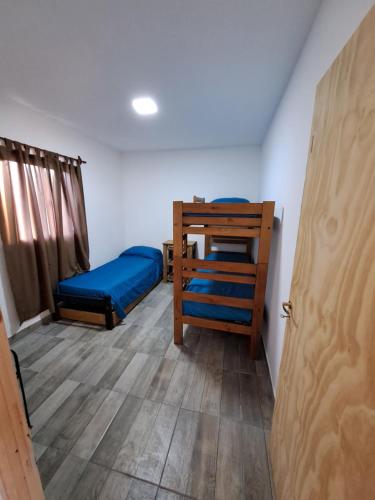 Habitación con 2 literas y puerta en La Mora en Salta