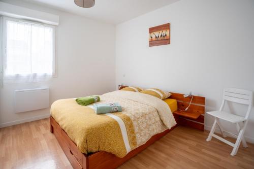 Katil atau katil-katil dalam bilik di LaConciergerieJonzac, Appartement Le Carré des Antilles 2