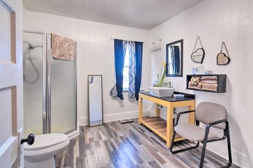 Et badeværelse på Pet-Friendly Loveland Vacation Rental!