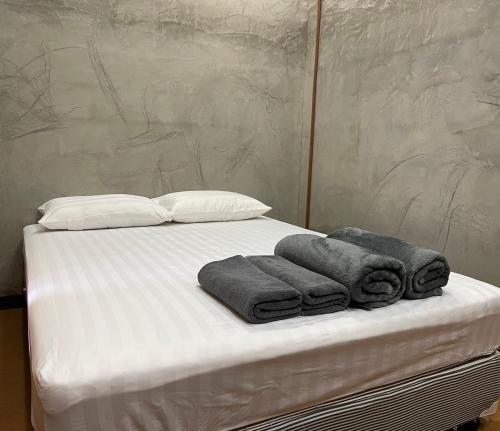 un letto bianco con sopra asciugamani di Yaowarate Sport Club and Resort ไร่เยาวเรศ a Ban Mae Ho Phra