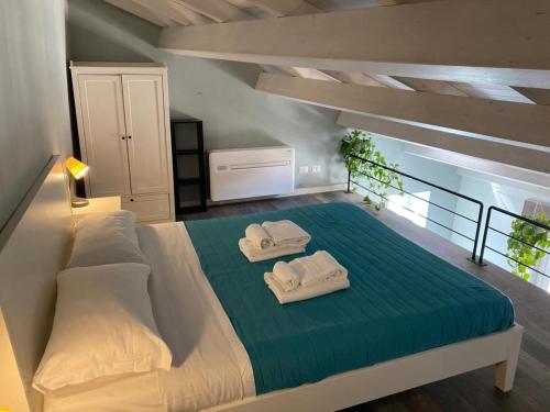 1 dormitorio con 1 cama grande y toallas. en Il Colle b&b en Tivoli