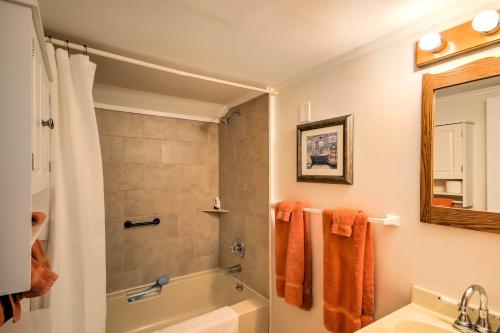 y baño con ducha y lavamanos. en Manchester Center Retreat with Mtn View, Near Skiing, en Manchester Center