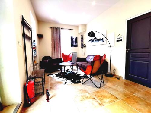 ein Wohnzimmer mit roten Stühlen und einem Tisch in der Unterkunft Chambre d'hôtes casa di l'apa in Venaco