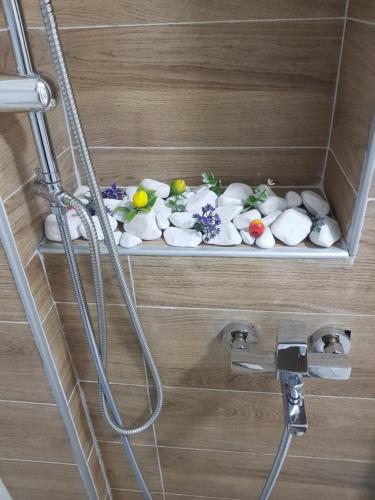 Un montón de toallas en una ducha en una habitación en City Diamond Apartment, en Skopje
