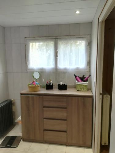 La salle de bains est pourvue d'un comptoir avec un miroir et d'une fenêtre. dans l'établissement l'accueil, à Guéron