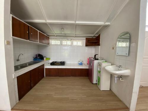 Virtuvė arba virtuvėlė apgyvendinimo įstaigoje Villa Berastagi Indah A17 - TEBU MANIS