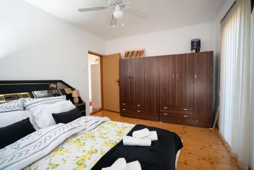 a bedroom with a large bed with two towels at Kuca za odmor Jozic in Golubić