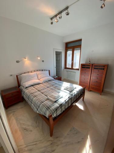 Una cama o camas en una habitación de [Elegante Appartamento in Centro]