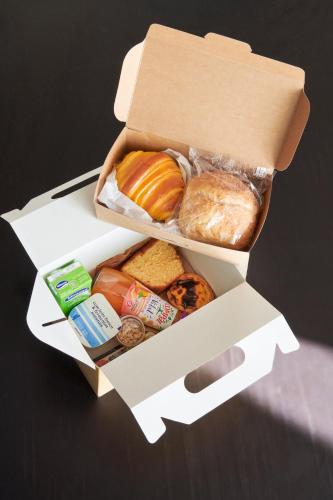 eine weiße Schachtel gefüllt mit verschiedenen Arten von Lebensmitteln in der Unterkunft Lisbon Five Stars Apartments São Julião 72 in Lissabon