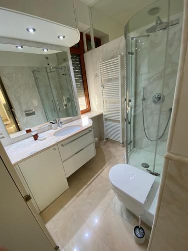 Un baño de [Elegante Appartamento in Centro]