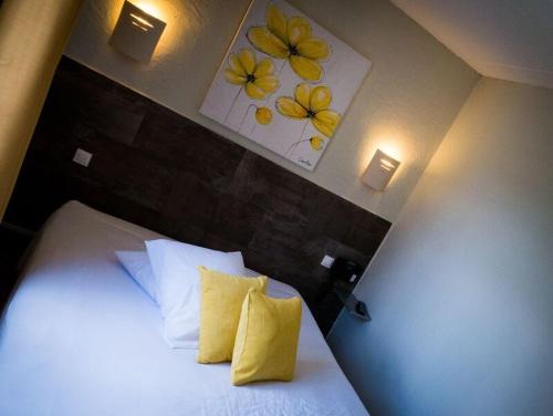 a bedroom with a bed with yellow flowers on the wall at Le Belvedere in Vallon-Pont-dʼArc