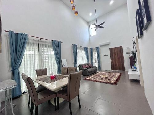 TV a/nebo společenská místnost v ubytování ORKED HOMESTAY HOSPITAL SULTANAH BAHIYAH Alor Setar
