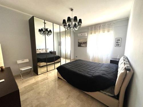 - une chambre avec un lit et un grand miroir dans l'établissement Sambatra home, à Palerme