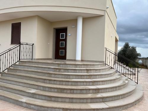 um conjunto de escadas em frente a um edifício em Casa vacanze Rosemary em Nardò