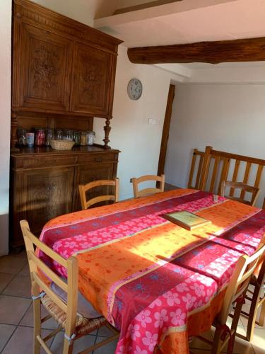 une cuisine avec une table et un chiffon de table. dans l'établissement Gîte ardéchois, possibilité d entrée autonome, à Quintenas