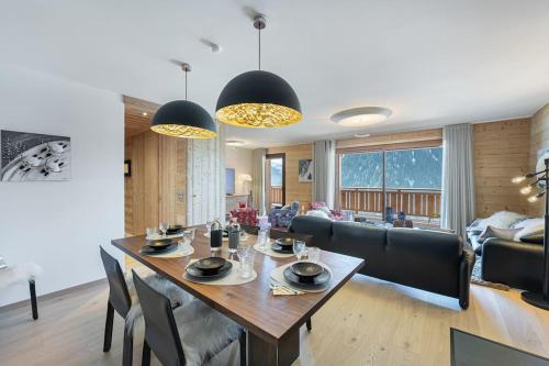 une salle à manger et un salon avec une table et des chaises dans l'établissement La P'tite Grange - Apt 302 - BO Immobilier, à Châtel