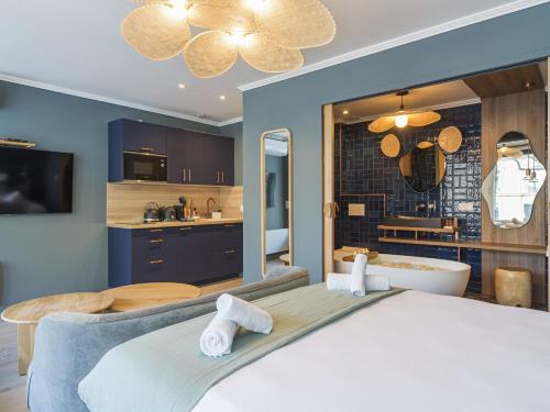 une chambre avec un grand lit et une baignoire dans l'établissement The Blue Alma Eiffel Tower, à Paris