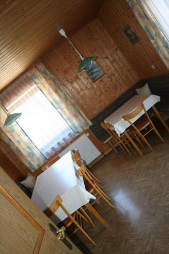an overhead view of a room with tables and chairs at Privatzimmer Bundschuh in Amlach