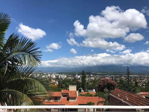 uma vista para uma cidade a partir do telhado de um edifício em Lapacho Hostel Salta Coliving em Salta